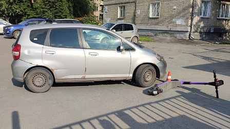 В Новосибирске автомобиль сбил 14-летнего электросамокатчика во дворе дома