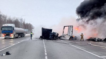 Водитель погиб в огне после столкновения трёх фур на новосибирской трассе