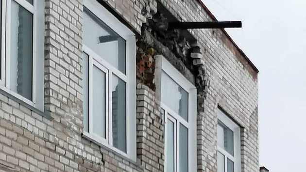 В школе под Новосибирском обрушилась внешняя часть стены