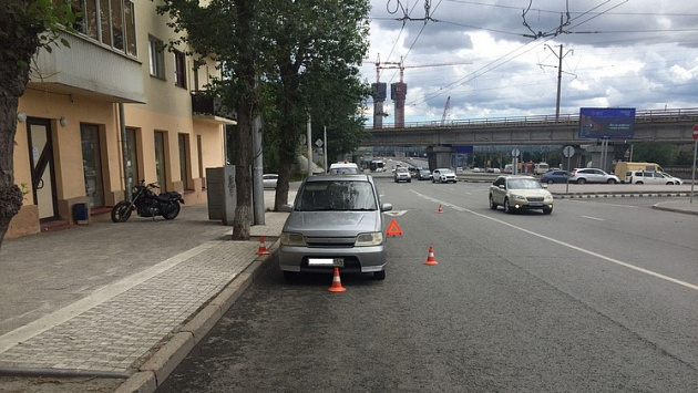 В центре Новосибирске после столкновения с автомобилем мотоциклист врезался в столб