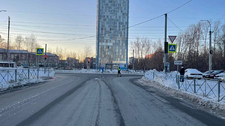 В Новосибирске автобус сбил трёхлетнюю девочку на переходе и уехал с места ДТП