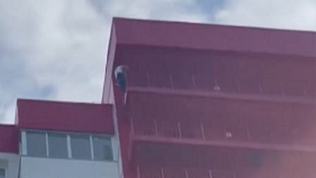 Новосибирцы спасли соседа, спускавшегося с 22-го этажа по балконам