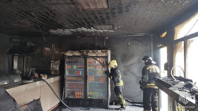 В Заельцовском районе Новосибирска сгорел киоск с шаурмой MGrill