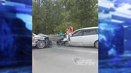 На трассе под Новосибирском двое водителей пострадали в столкновении машин