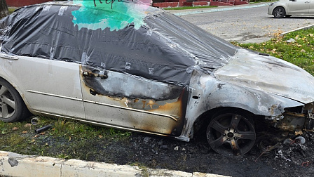 В Новосибирске ночью запылал легковой автомобиль на улице Одоевского