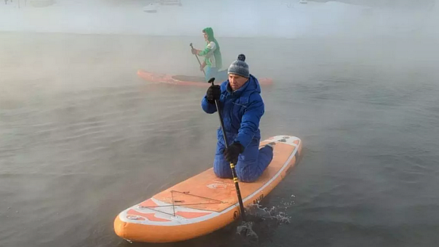Пятеро новосибирцев во время сильного мороза устроили заплыв на сапбордах по Оби
