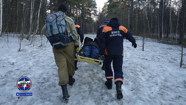 В Новосибирске спасатели помогли свалившемуся в овраг 59-летнему мужчине