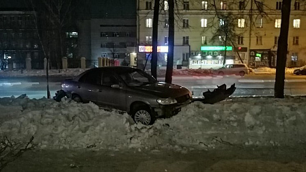 В Новосибирске 15-летняя пассажирка пострадала от удара машины в дерево