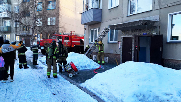 Новосибирские пожарные спасли двоих детей и их родителей при возгорании в многоэтажке