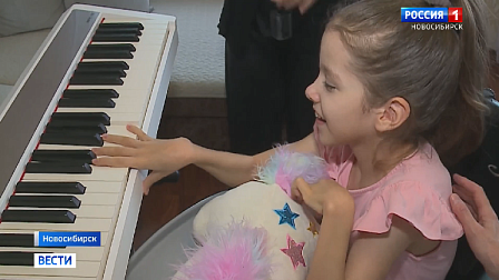 «Ёлка желаний» исполнила мечту юной жительницы Новосибирска об электропианино