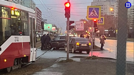 Столкнувшиеся машины заблокировали движение трамваев в левобережье Новосибирска