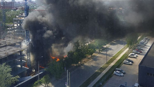 В Новосибирске прокуратура начала проверку из-за пожара на стройплощадке ЖК «Авиатор»