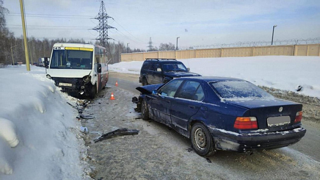 Шесть человек увезли в больницу после лобового столкновения BMW и маршрутки в Новосибирске
