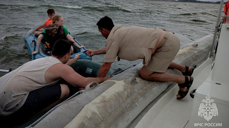 В Новосибирском водохранилище спасли туристов на лодках во время шторма