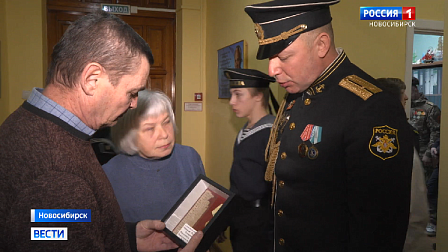 В Новосибирске родным погибшего красноармейца вручили его солдатский медальон