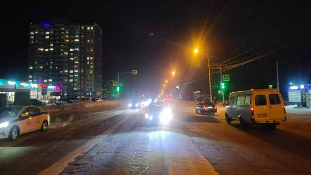 В Новосибирске девочка переходила дорогу на красный и попала под колеса машины