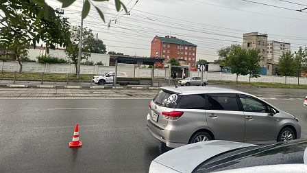 В Новосибирске 17-летняя девушка пошла по дороге вне «зебры» и попала под колеса