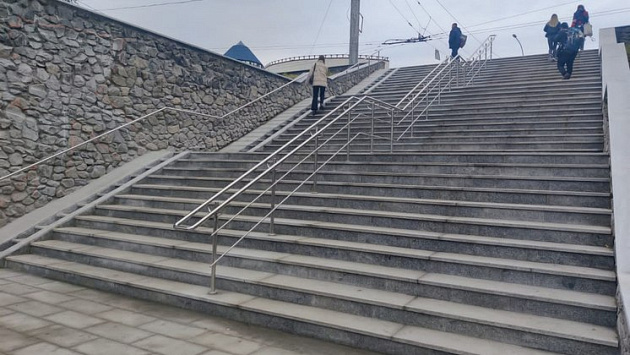 В Новосибирске отремонтировали лестницу около станции метро «Речной вокзал»