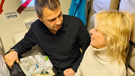 Министр здравоохранения Новосибирской области помог пассажирке самолёта в небе