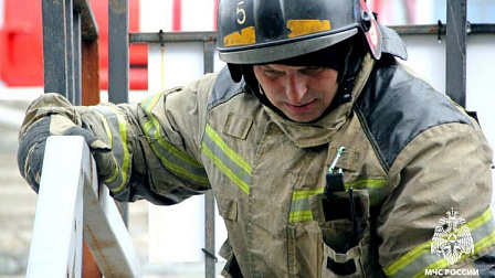 Пожарные спасли девять человек из горящего дома в Новосибирске