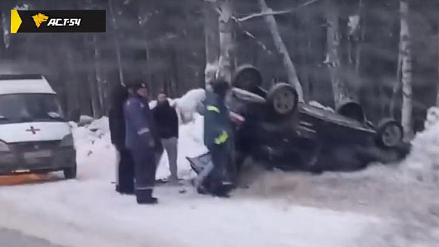 В Новосибирске водитель не справился с управлением и перевернулся на машине
