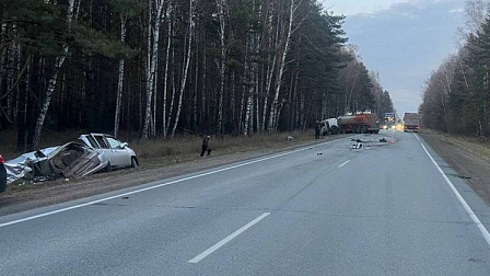 Под Новосибирском пассажир легковушки погиб в жёстком столкновении с грузовиком