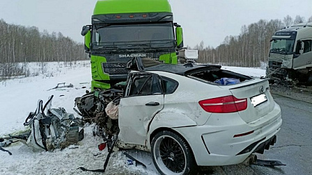 В Новосибирской области 60-летний водитель BMW погиб от удара двух грузовиков