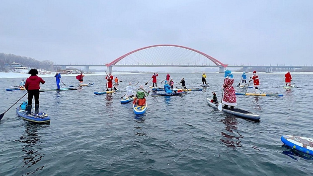 Снегурочки и Деды Морозы устроили заплыв на сапах по Оби в Новосибирске