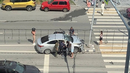 В Новосибирске 58-летний водитель потерял управление и протаранил светофор