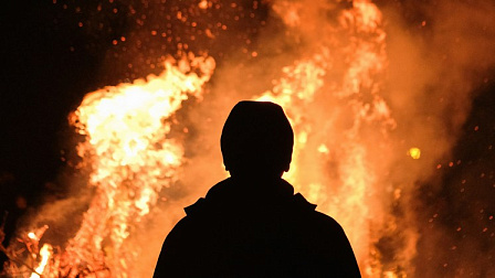 В Новосибирске ночью сильно горел двухквартирный дом на улице Плахотного