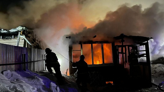 В селе Марусино под Новосибирском сгорел частный дом на двух хозяев