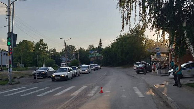 В Новосибирске восьмилетний мальчик переходил дорогу на зеленый свет и попал под машину