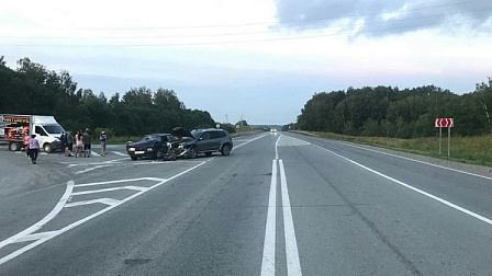 Под Новосибирском водитель решил объехать пробку и протаранил другую машину