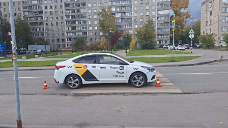 В Новосибирске автомобиль такси сбил десятилетнюю девочку на пешеходном переходе