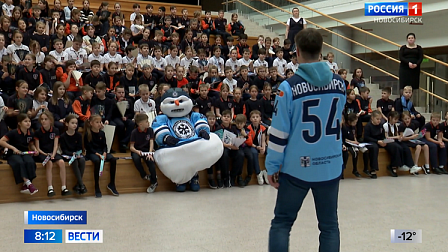 Снеговик хоккейной «Сибири» пришел на спортивную эстафету в новосибирскую школу