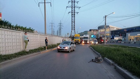 В Новосибирске автомобиль сбил пересекавшего дорогу 13-летнего велосипедиста