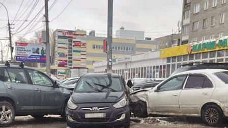 На парковке в Новосибирске столкнулись сразу четыре автомобиля