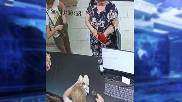 В Новосибирске женщина присвоила забытый у кассы магазина мобильный телефон