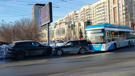 Водитель Porsche Cayenne устроила массовую аварию с троллейбусом