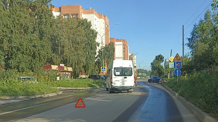  В Бердске автомобиль премиум-класса снес бетонные блоки после ДТП с маршруткой