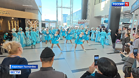 Сибирский русский народный хор открыл выставку костюмов в аэропорту Толмачёво