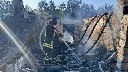 Под Новосибирском горящий дачный дом тушили с помощью пожарного катера