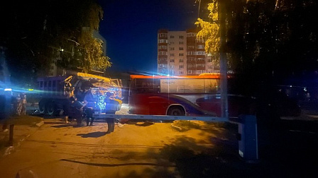В Новосибирске пьяный водитель грузовика протаранил автобус