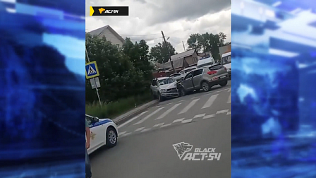В Новосибирске автомобиль залетел на тротуар после удара другой машины