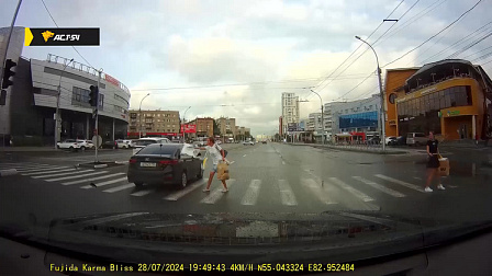 ГАИ Новосибирска объявила в розыск водителя, едва не сбившего женщину на «зебре»