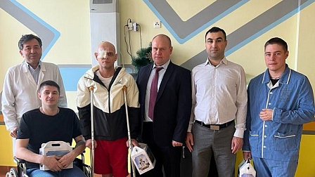 Новосибирским бойцам СВО вручили новогодние подарки в столичных госпиталях