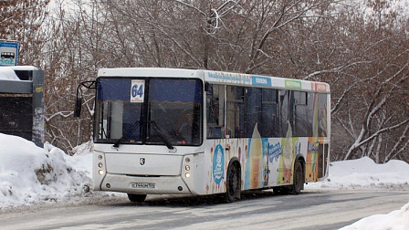 В Новосибирске автобус № 64 переехал бабушку на остановке и сломал ей обе ноги