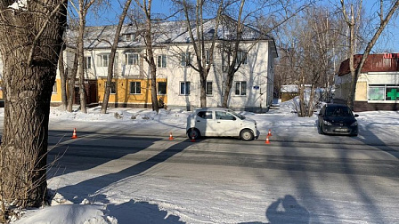 В Новосибирске 9-летний мальчик угодил под колеса машины на улице Новоуральской