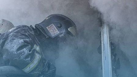 В Новосибирске спасли двух человек из загоревшейся сауны