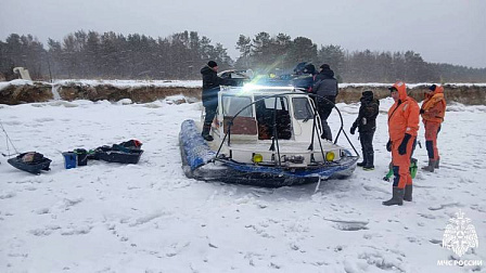 Новосибирские спасатели сняли 13 рыбаков с оторвавшейся льдины в Обском море